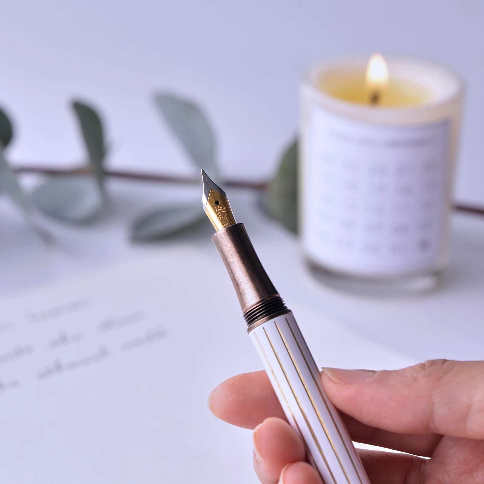 Antique'II Fountain Pen White - Image 4